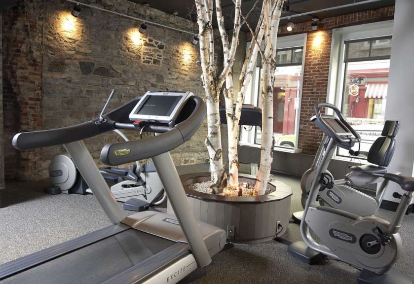 Ein Laufband und ein Fahrrad in einem Fitnessstudio
