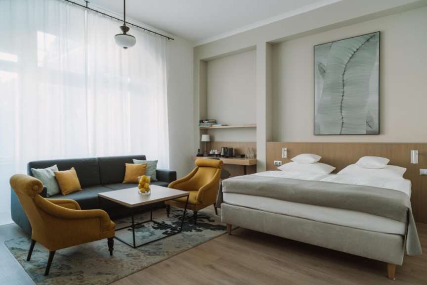 Ein Hotelzimmer mit einem Bett und einem Couchtisch