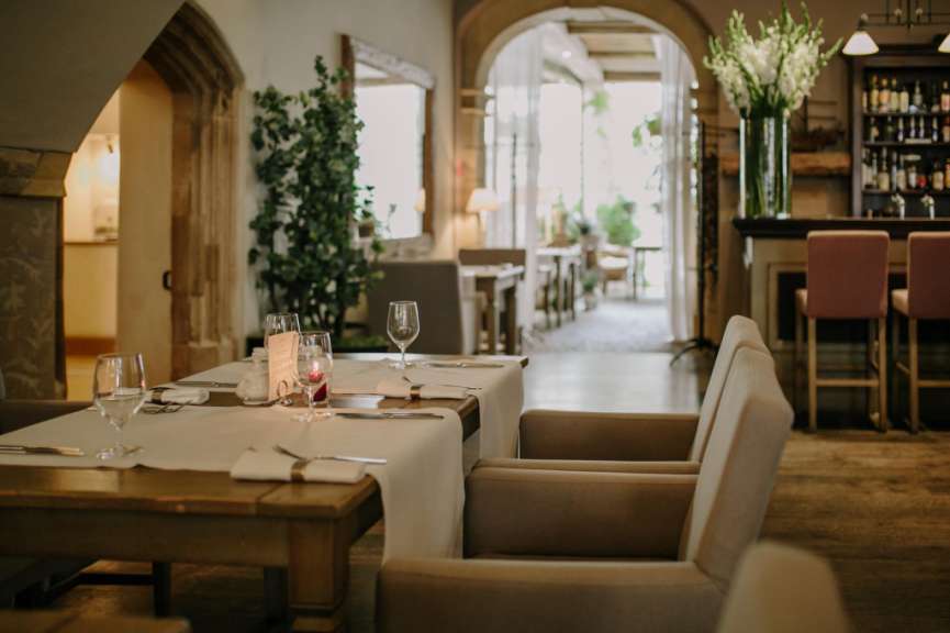Ein Restaurant mit einem Tisch und Stühlen und einer Bar