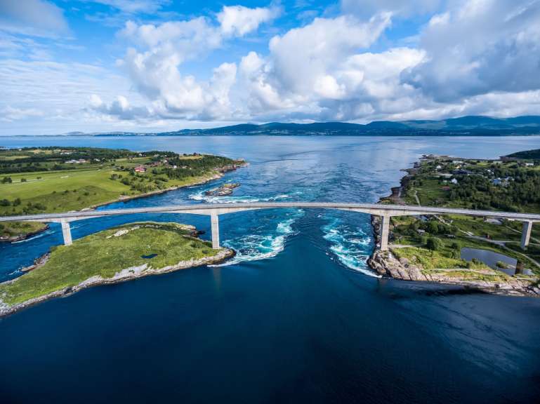Eine Brücke über einen Fluss, der ins Meer fließt