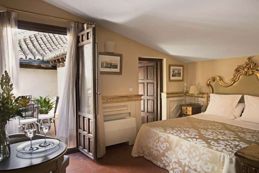 Ein Hotelzimmer mit einem Bett und einem Tisch