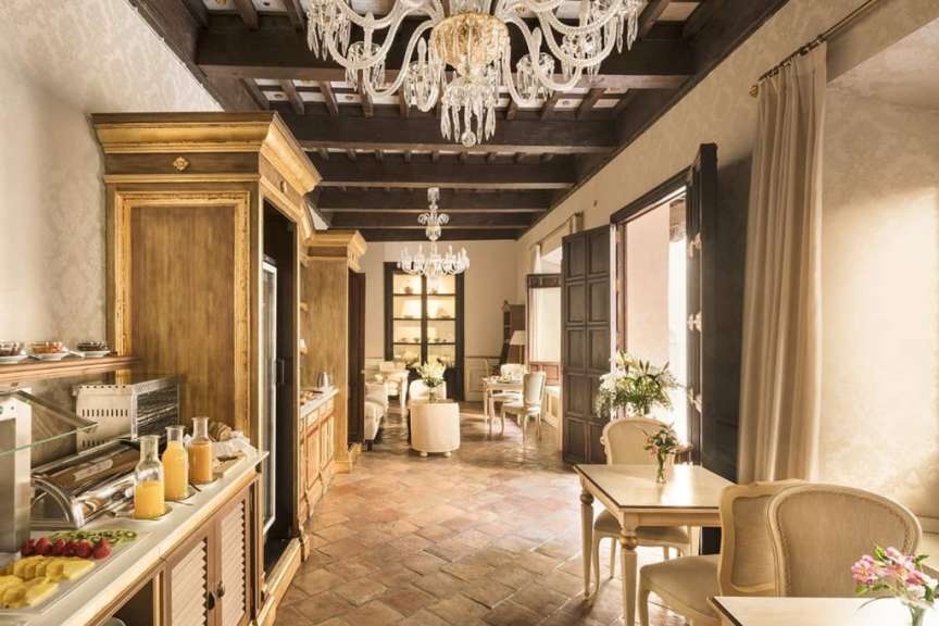 Ein Esszimmer mit einem Tisch und Stühlen und einem Kronleuchter