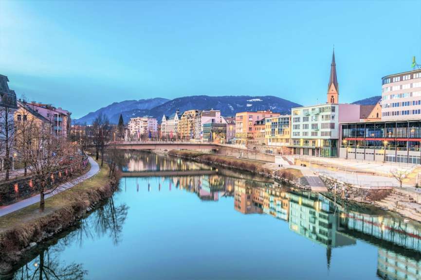 Eine Stadt mit einem Fluss und vielen Gebäuden
