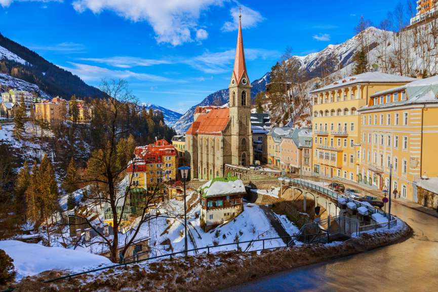 Eine Kirche steht inmitten einer schneebedeckten Stadt