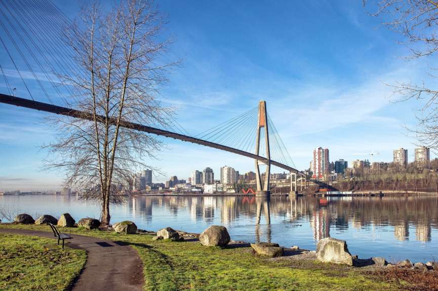 Eine Brücke über einen Fluss mit einer Stadt im Hintergrund