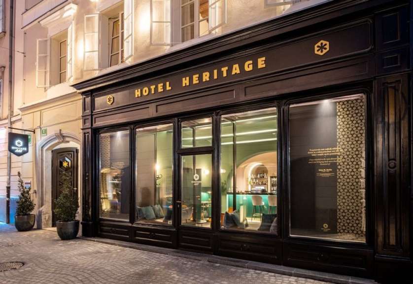 Die Fassade des Hotels Heritage mit einem großen Fenster