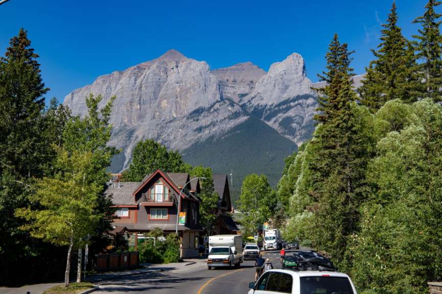 Canmore mit felsiger Kulisse