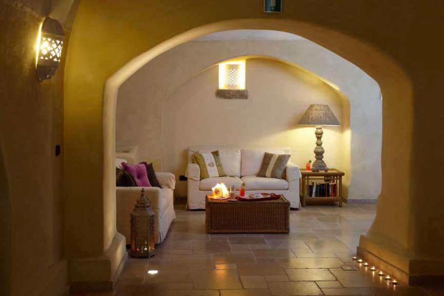 Ein Wohnzimmer mit einer Couch und einem Tisch