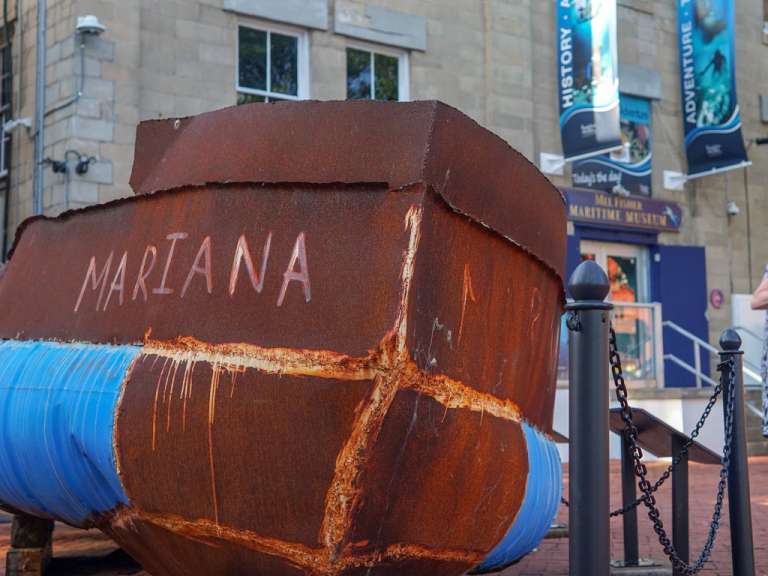 Ein rostiges Boot mit dem Namen mariana darauf