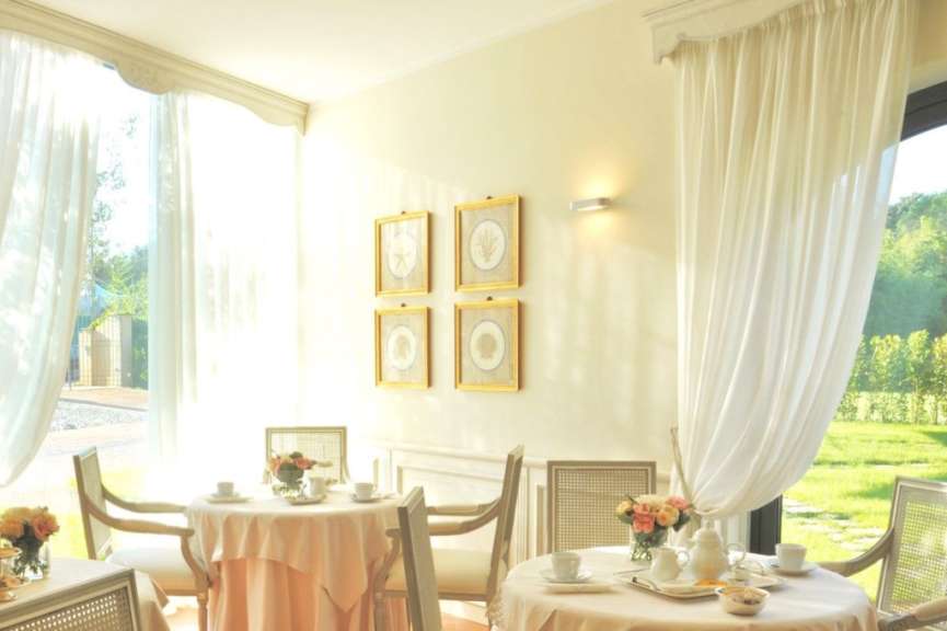 Ein Esszimmer mit einem Tisch und Stühlen und Bildern an der Wand