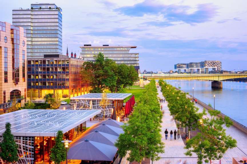 Uferpromenade am Rhein: Rheinboulevard