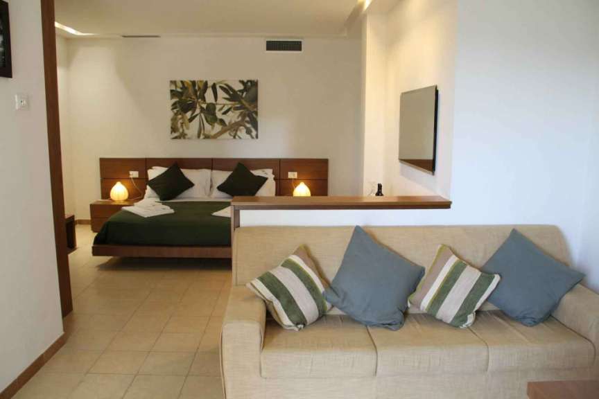 Ein Schlafzimmer mit einem Bett und einer Couch