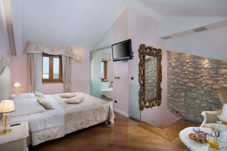 Ein Schlafzimmer mit einem Bett und einem Fernseher