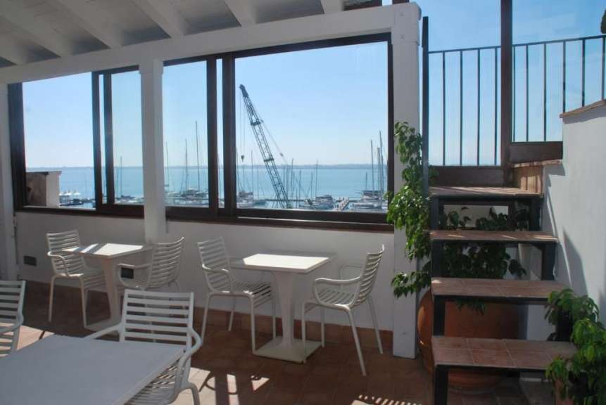 Tische und Stühle in einem Raum mit Blick auf das Meer