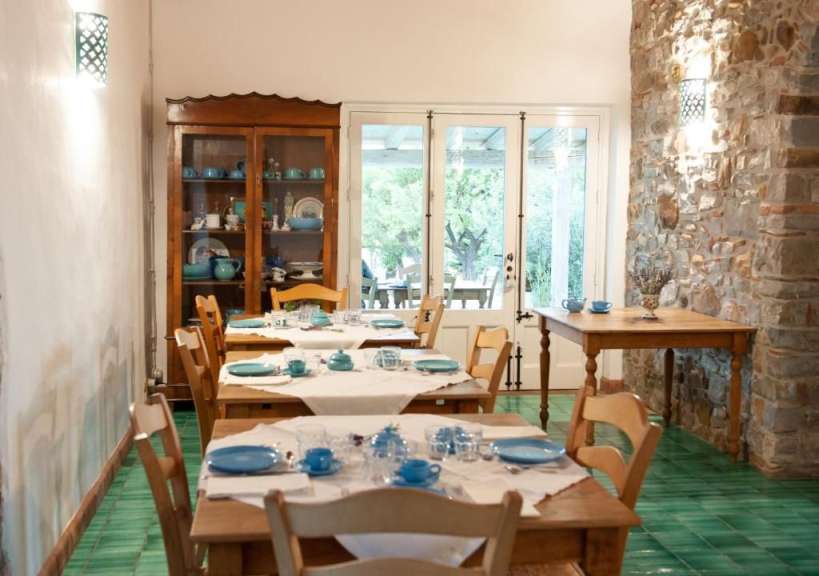 Ein Esszimmer mit Tischen und Stühlen und blauen Tellern