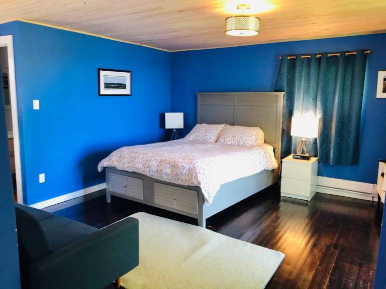 Ein Schlafzimmer mit blauen Wänden und einem Bett