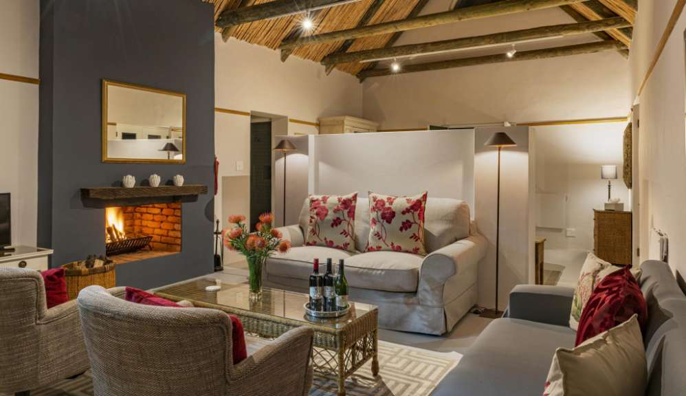 Ein Wohnzimmer mit Couch und Stühlen und einem Kamin