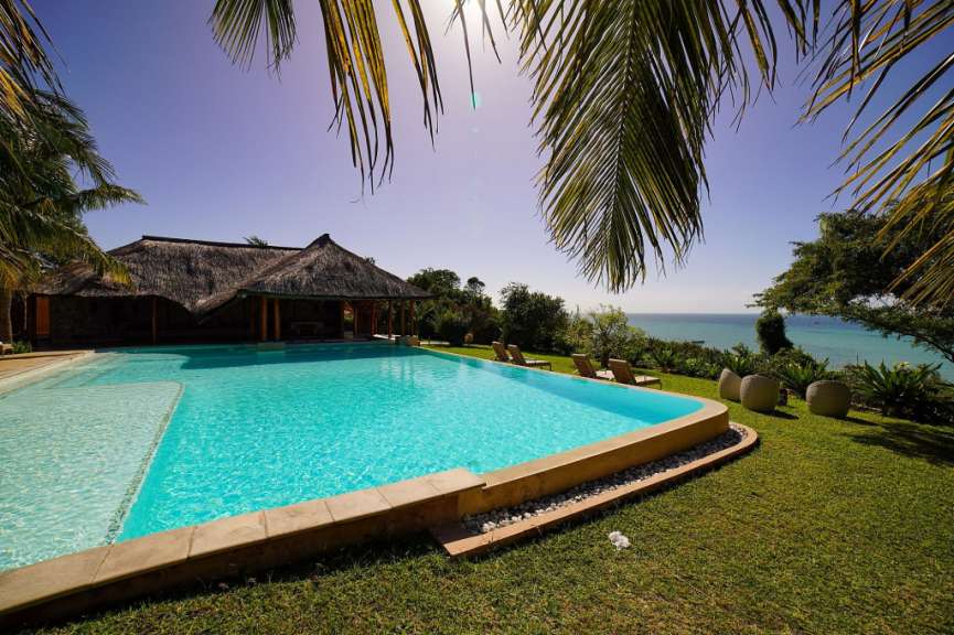 Ein riesiger Swimmingpool mit Palmen im Hintergrund