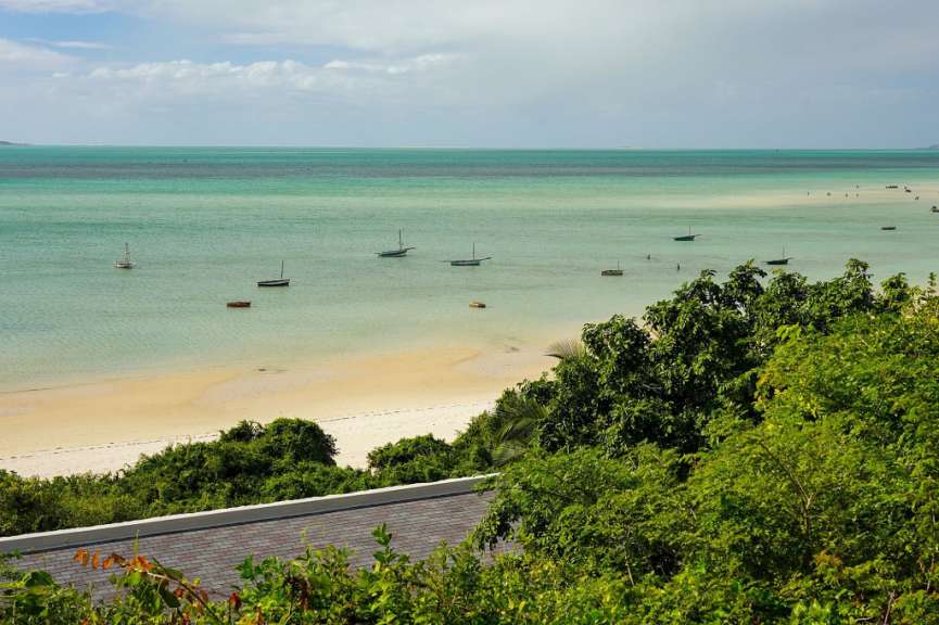 Ein Strand mit vielen Booten im Ozean