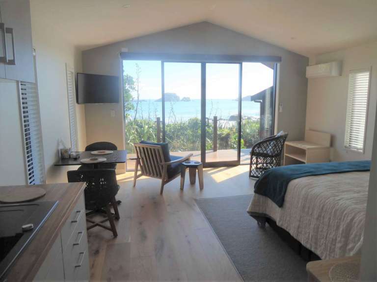 Ein Zimmer mit einem Bett , einem Tisch und einem Fernseher