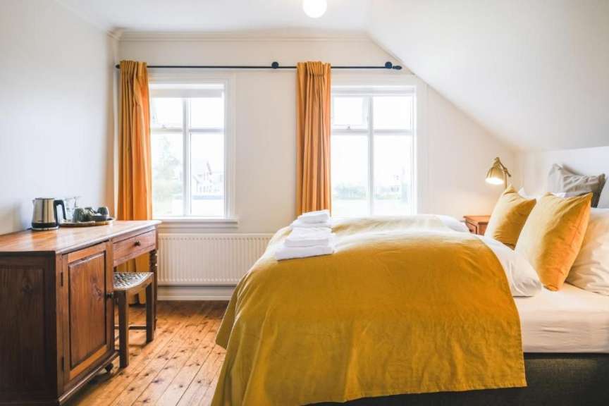 Ein Schlafzimmer mit einem Bett und einem Schreibtisch