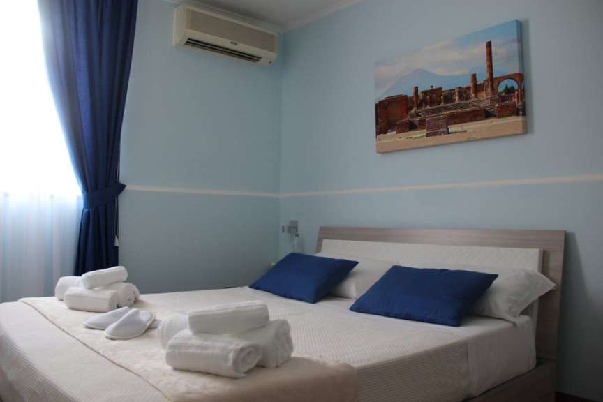 Ein Schlafzimmer mit einem Bett und einem Gemälde an der Wand