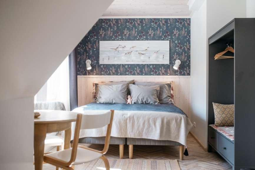 Ein kleines Schlafzimmer mit einem Bett und einem Tisch