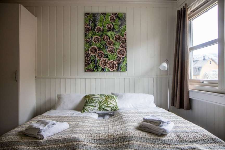 Ein Schlafzimmer mit einem Bett und einem Gemälde an der Wand