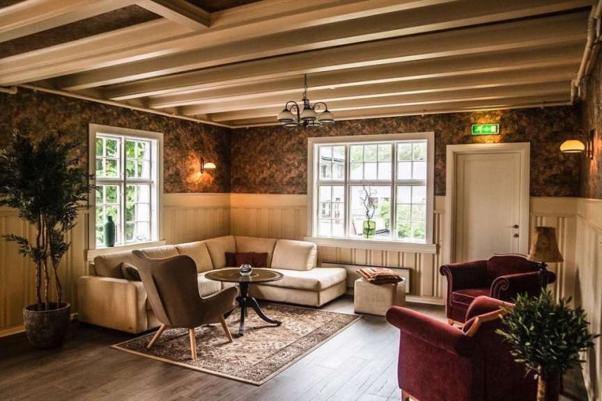 Ein Wohnzimmer mit einem Couchtisch und Stühlen