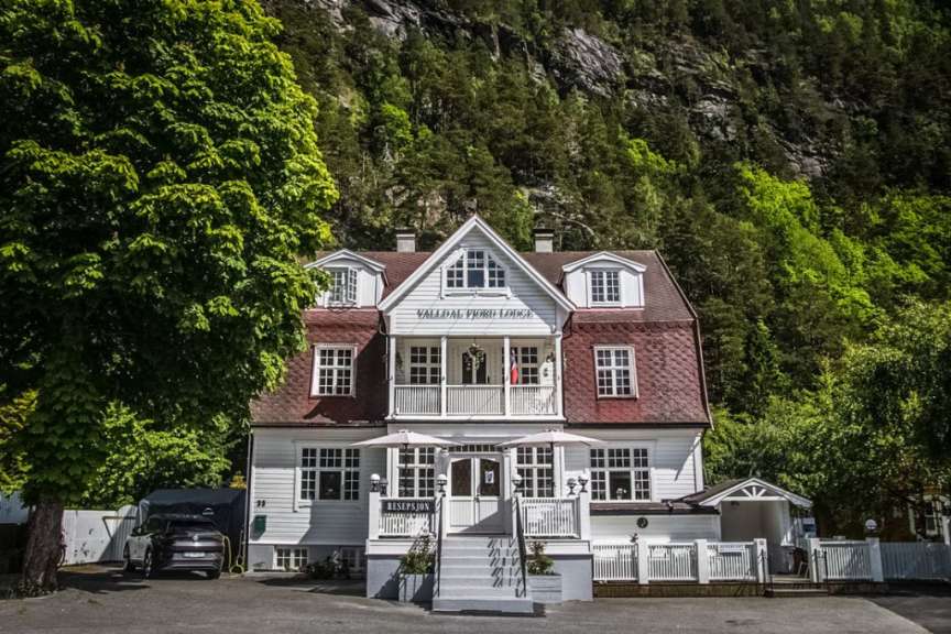 Ein großes weißes Haus mit der Aufschrift valledal fjord lodge darauf