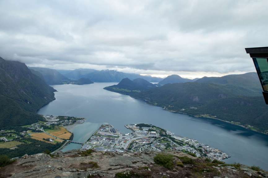 Ein Blick auf einen See mit Bergen im Hintergrund