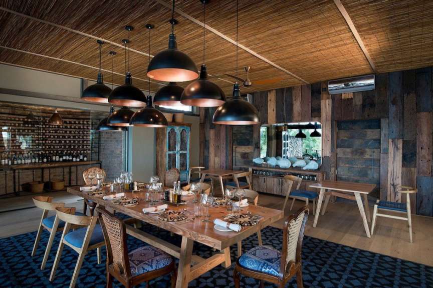 Ein Esszimmer mit einem Holztisch und Stühlen
