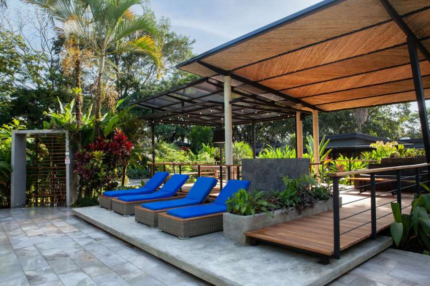 Eine Terrasse mit blauen Stühlen und einem Tisch
