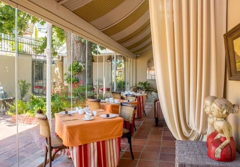 Tische und Stühle in einem Restaurant mit Glastüren