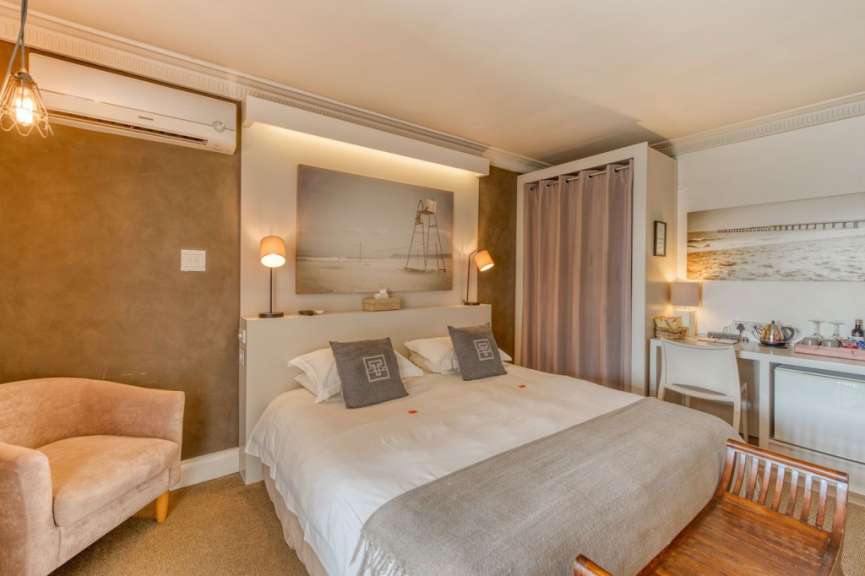 Ein Hotelzimmer mit einem Bett und einem Stuhl