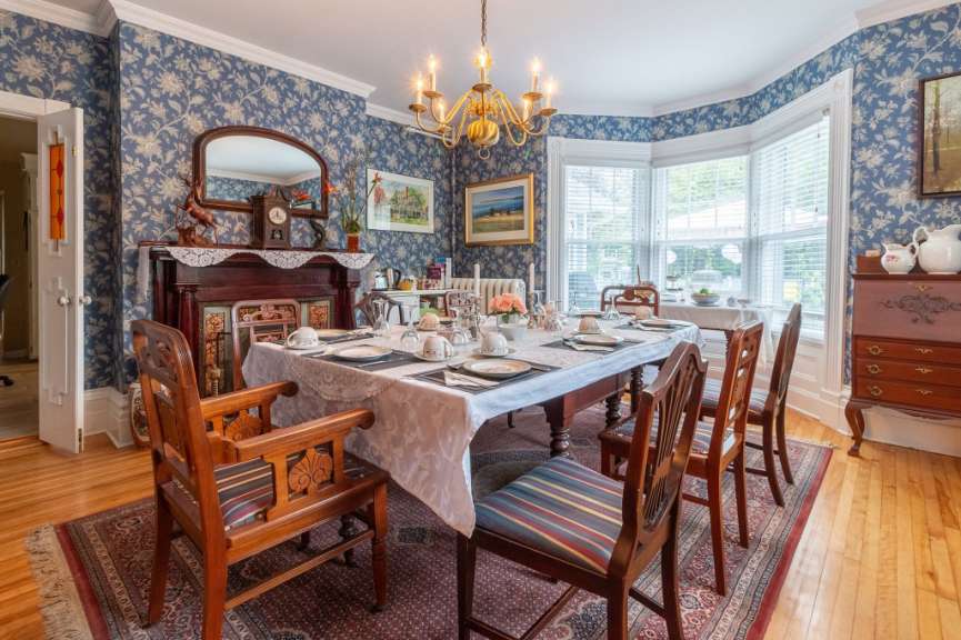 Ein Esszimmer mit einem Tisch und Stühlen und einem Kamin