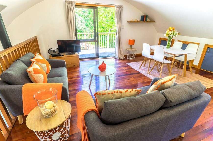 Ein Wohnzimmer mit einem Couchtisch und einem Fernseher