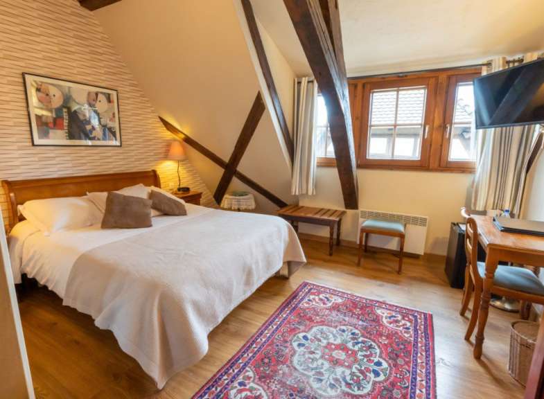 Ein Schlafzimmer mit einem Bett und einem Fernseher