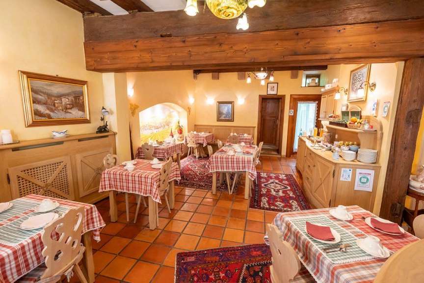Ein Esszimmer mit vielen Tischen und Stühlen