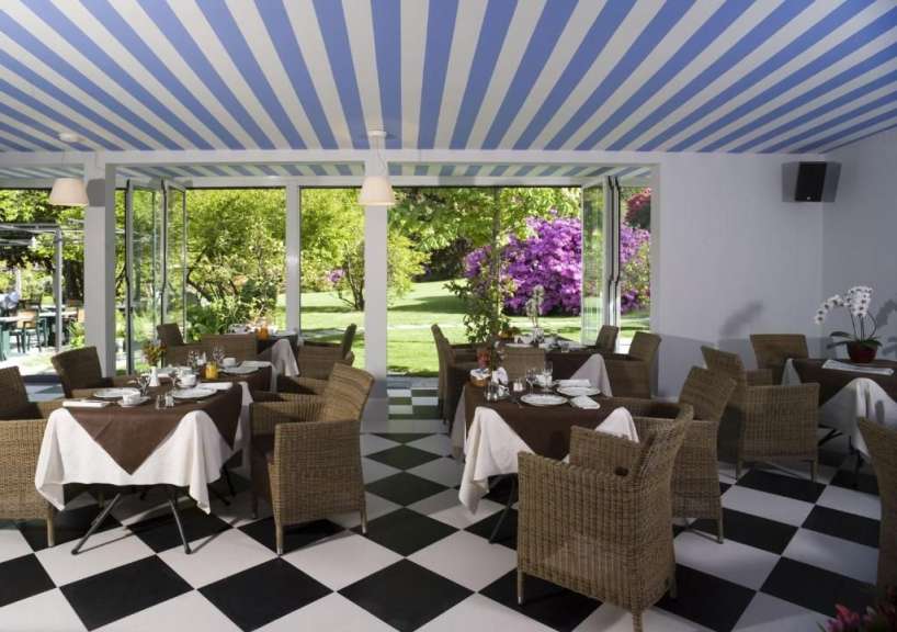 Ein Restaurant mit blau-weiß gestreifter Decke und kariertem Boden