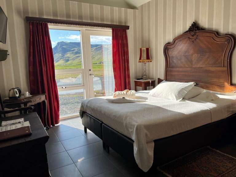 Ein Hotelzimmer mit einem Bett und einem Tisch