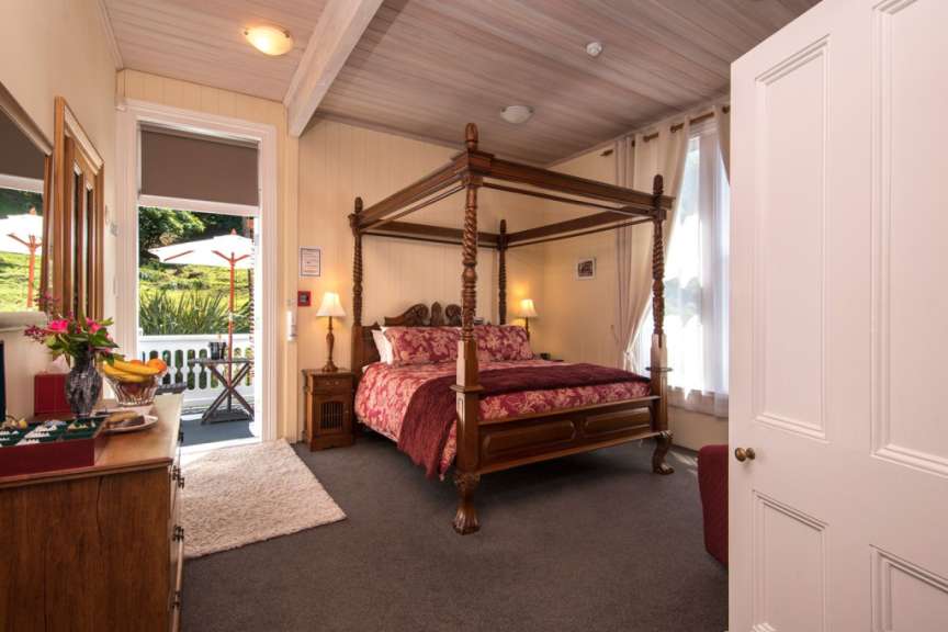 Ein Schlafzimmer mit einem Himmelbett und einem Schrank