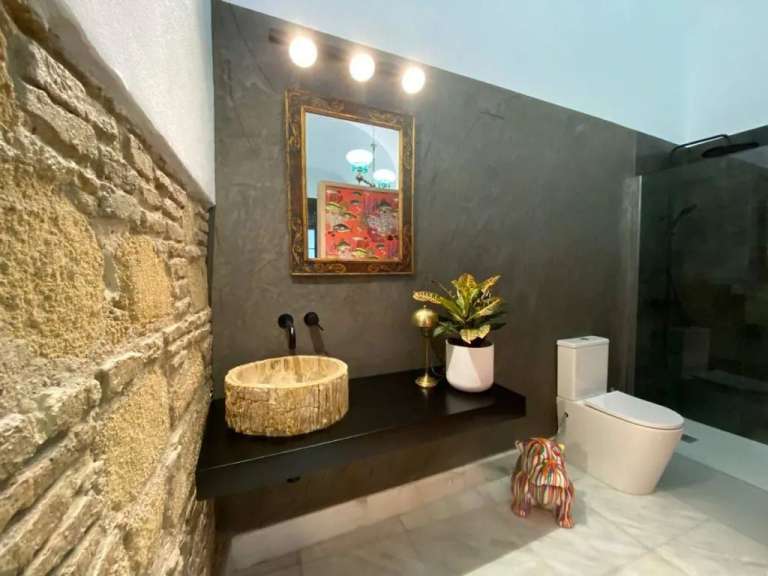 Ein Badezimmer mit einem Waschbecken und einer Toilette