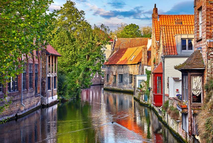 Ein Fluss, der zwischen zwei Gebäuden fließt