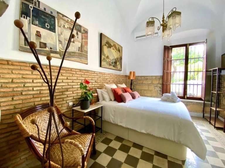 Ein Schlafzimmer mit einem Bett und zwei Bildern an der Wand