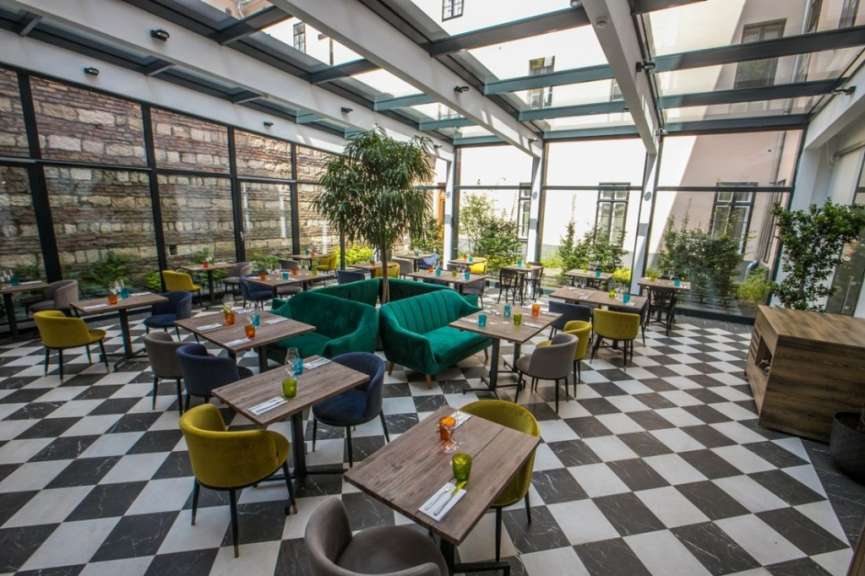 Ein Restaurant mit vielen Tischen und Stühlen