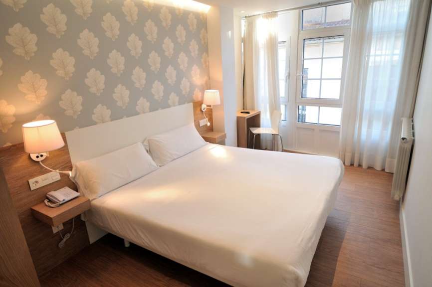 Ein Hotelzimmer mit einem Bett und einem Fenster