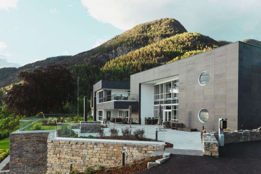 Ein großes Gebäude mit einem Berg im Hintergrund