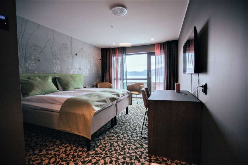 Ein Hotelzimmer mit einem Bett und einem Fernseher
