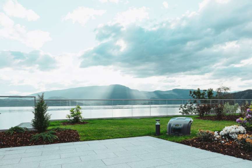 Ein Balkon mit Blick auf einen See und die Berge
